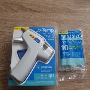 Lo temp glue gun.